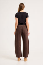Load image into Gallery viewer, Arc Barrel Trade Jean - Chocolate