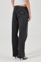 Load image into Gallery viewer, 90's Boyfriend Jean - Moon Rock
