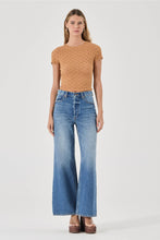 Load image into Gallery viewer, Daisy Lace Tee - Caramel
