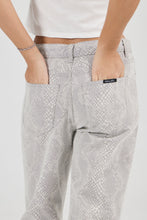 Load image into Gallery viewer, 90's Boyfriend Jean - Python
