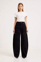 Load image into Gallery viewer, Balloon Barrel Jean - Noir
