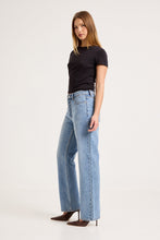 Load image into Gallery viewer, 90's Boyfriend Jean - Surrender
